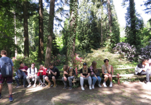 Uczniowie na tle przyrody w Arboretum odpoczywają po wędrówce